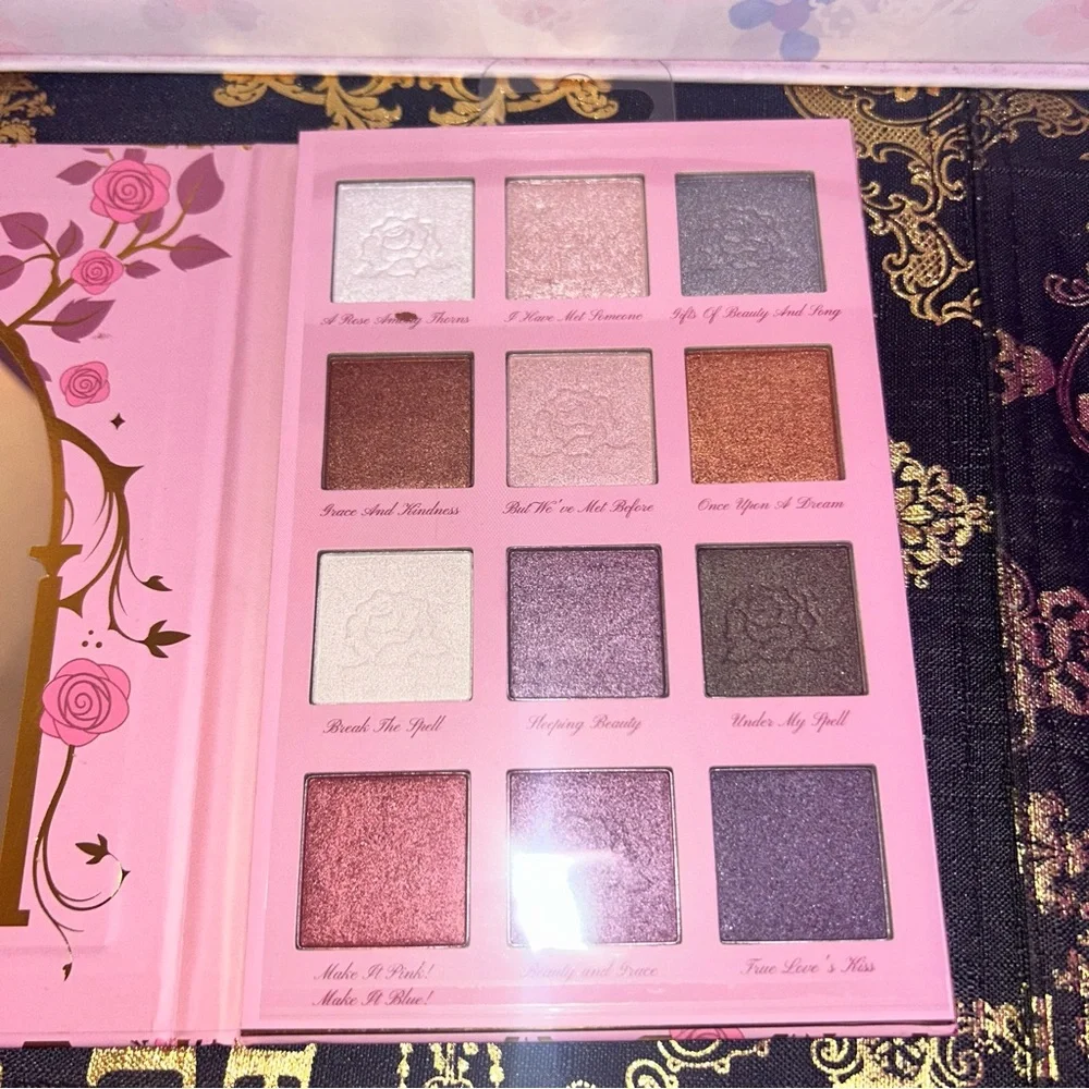 DISNEY Princess Sleeping Beauty AURORA - 12 Color Eyeshadow Palette With Mirror.